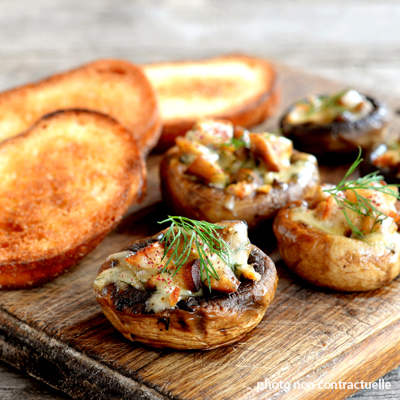 Champignons farci sur planche en bois